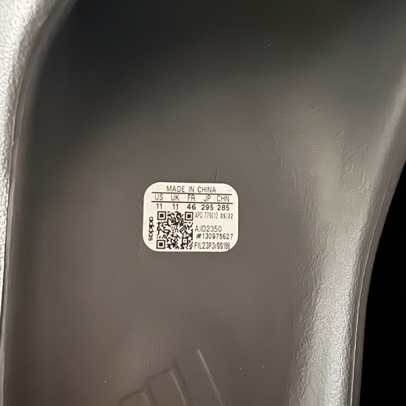 2023 Yeezy Slides in Slate Grey - Picture 9 of 9